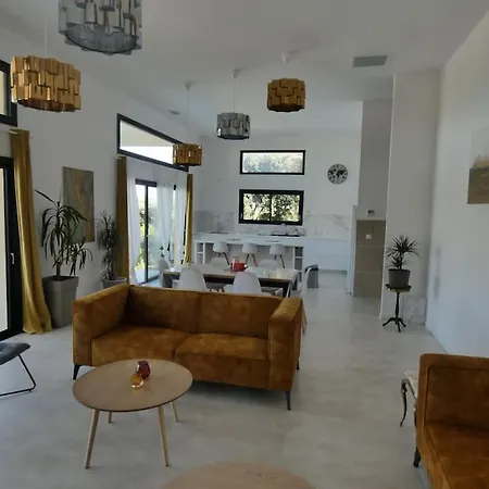 Villa Spacieuse Avec Piscine, Secteur Tres Calme