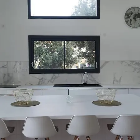 Villa Spacieuse Avec Piscine, Secteur Tres Calme