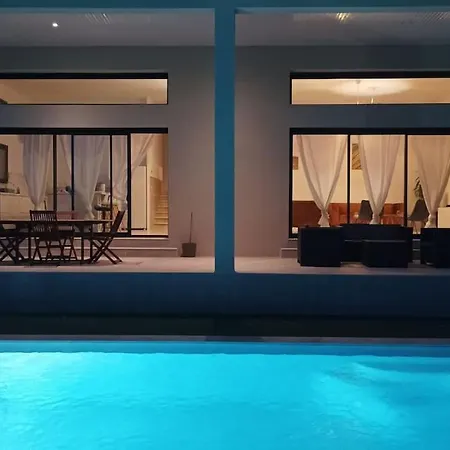 Spacieuse Avec Piscine, Secteur Tres Calme نيم