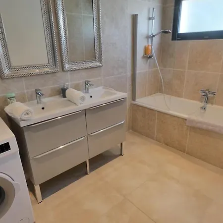 Spacieuse Avec Piscine, Secteur Tres Calme * Nimes